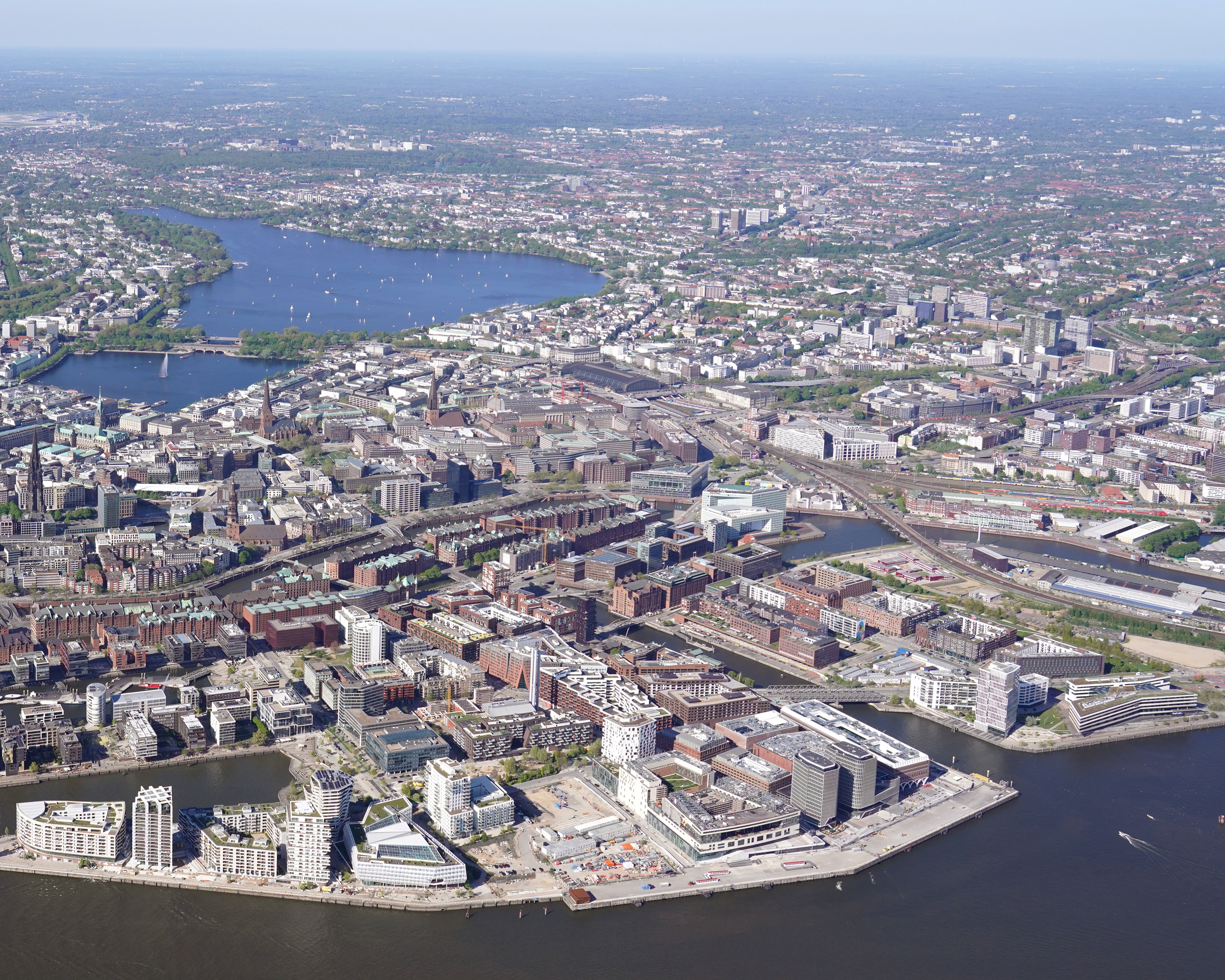 Luftbild von Hamburg mit Elbe und Alster