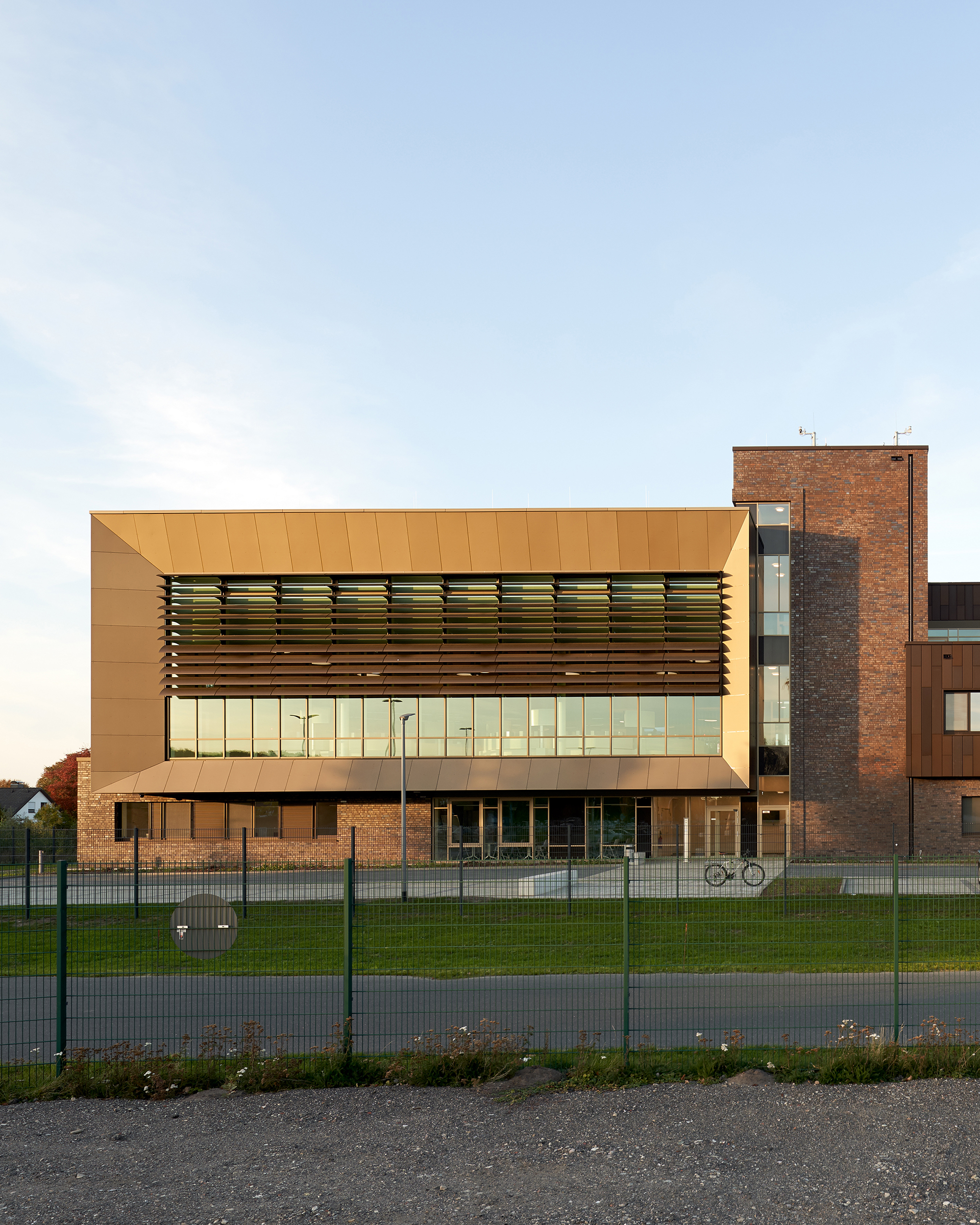 Dienstgebäude einer Leitstelle in unterschiedlicher Höhhenstaffelung mit dunkler Klinkerfassade und großer Fensterfront