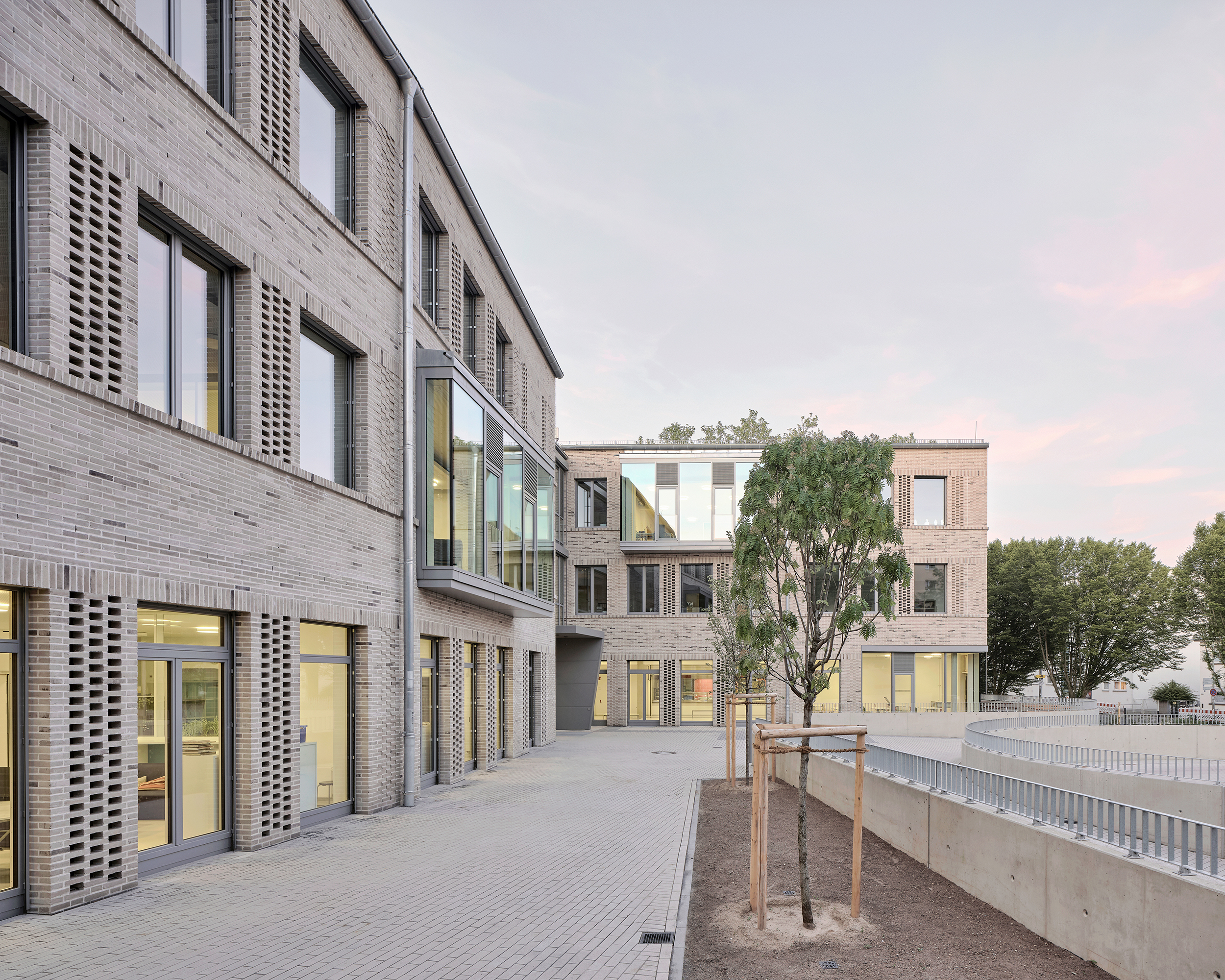 Schulgebäude mit heller klinkerfassade und großen Fenstern