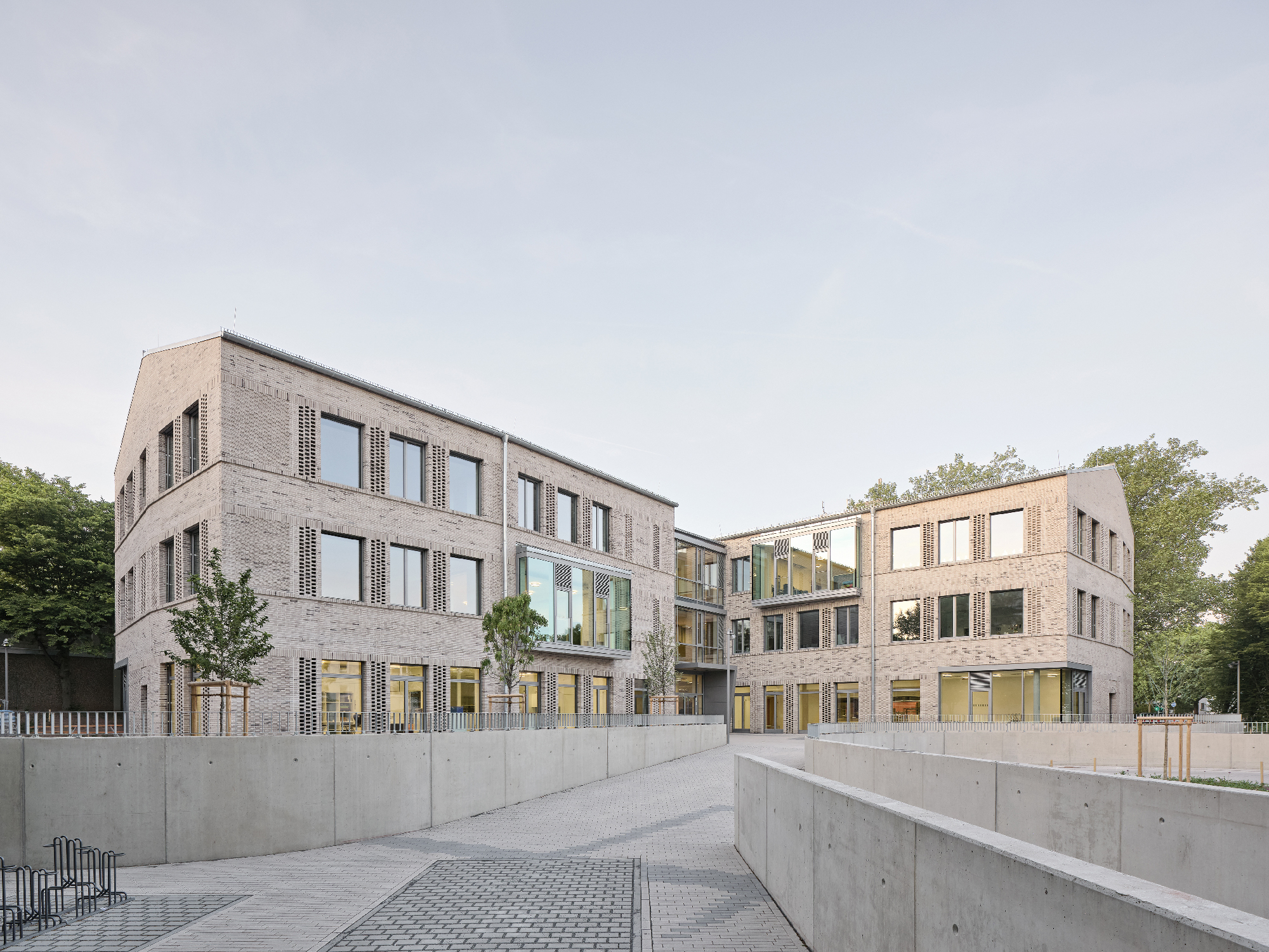 Schulgebäude mit heller klinkerfassade und großen Fenstern